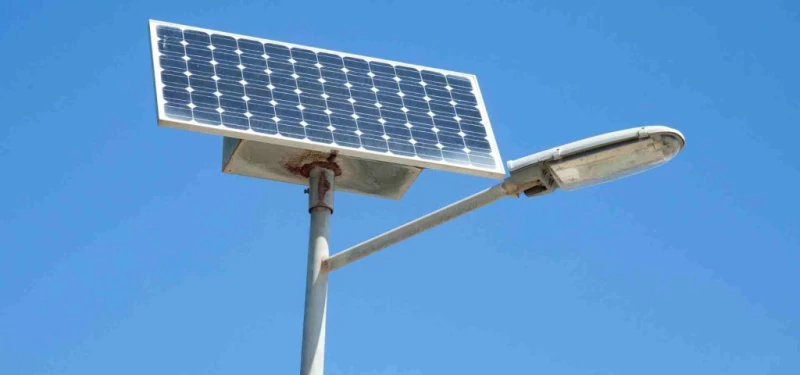 Perbedaan Tiang Solar Panel Dan Tiang PJU